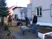 Prace nad chodnikiem i podjazdem